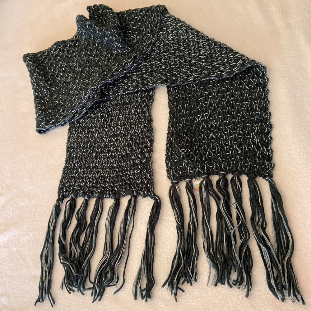 NWT Beautiful Dark Green Steve Madden Scarf